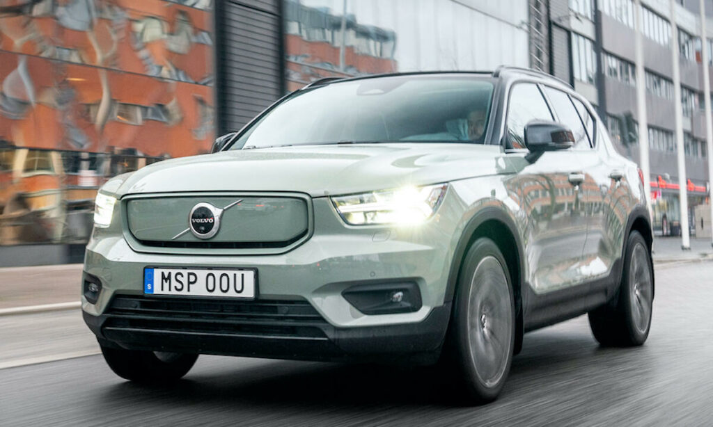 Volvo XC90-terrängbilen kör längs en stadsgata. (AI text)