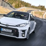 Toyota Yaris GTI RS Evo kör på en bana. (AI text)