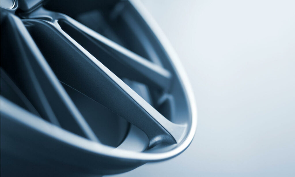 Breda däck på stora fälgar betyder ofta högre rullmotstånd, vilket numera märks på bilskatten.