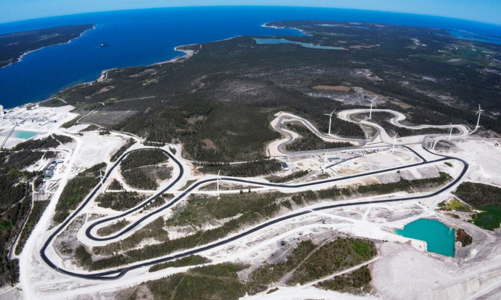 Övervakningsvy av racbanan (AI text)