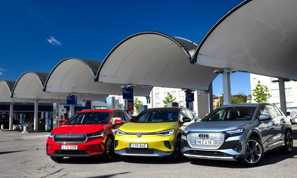 Här syns tre elbilar i sin (o)naturliga miljö – på en bensinmack.