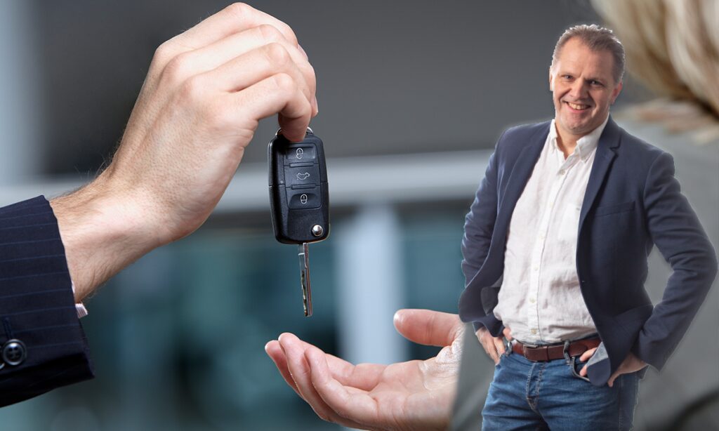 En man ger en kvinna en bilnyckel. (AI text)