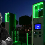 En man står framför en laddstation. (AI text)