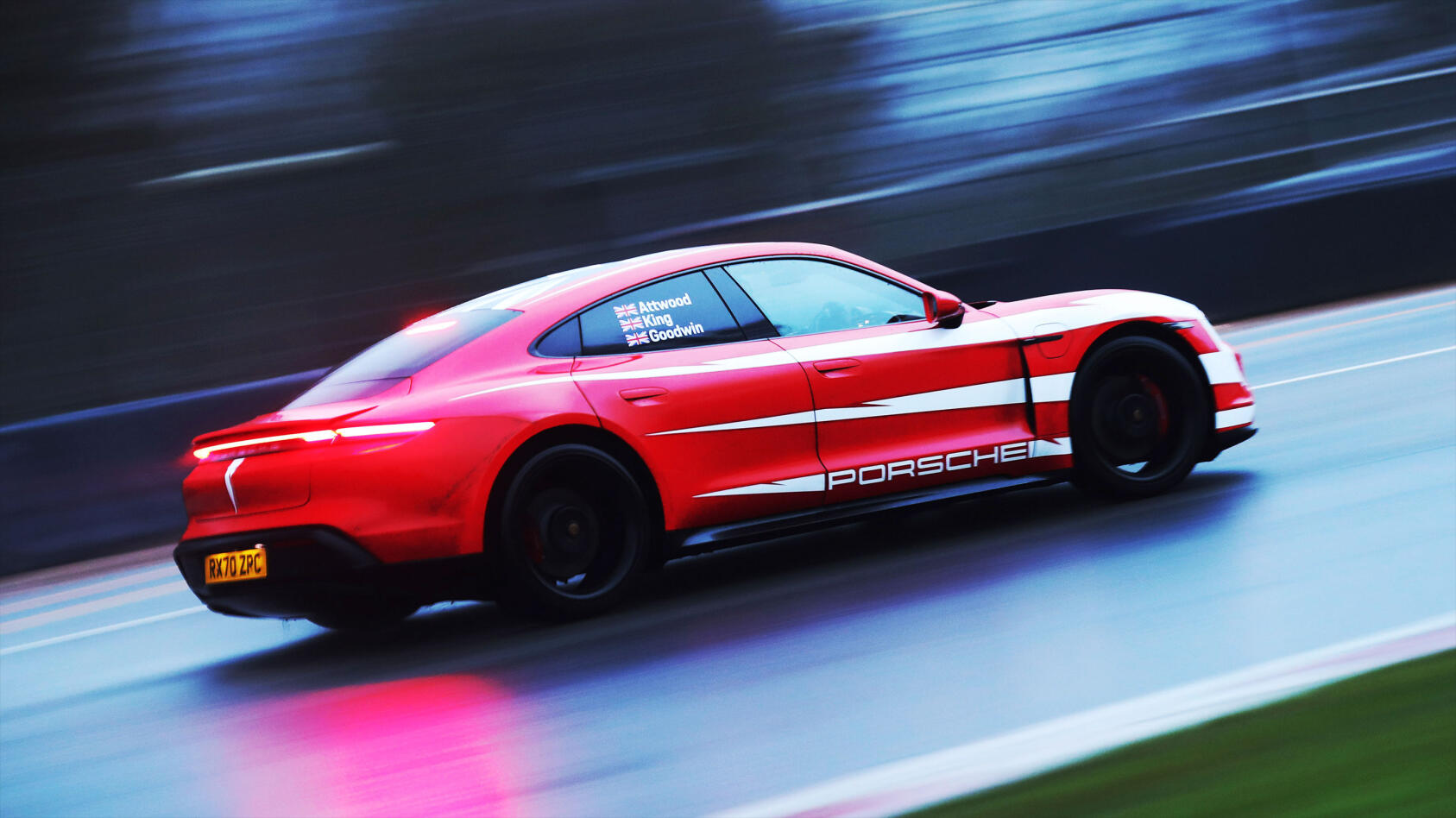 Porsche Cayman GTS är en sportbil som körs på en racerbanan. (AI text)