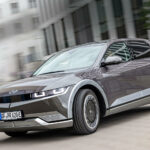 Optiskt ser Ioniq 5 kanske ut som ännu en medlem i Golf-klassen men den har ett axelavstånd på drygt tre meter och är längre än en Volkswagen ID.4.