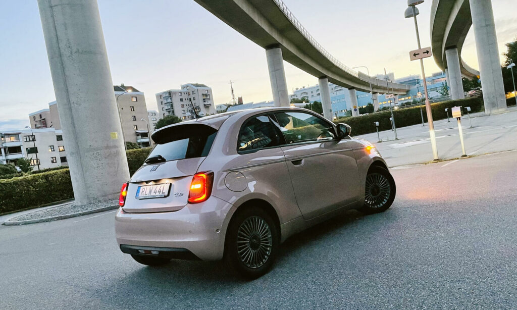 En Fiat 500 parkerad på gatan (AI text)
