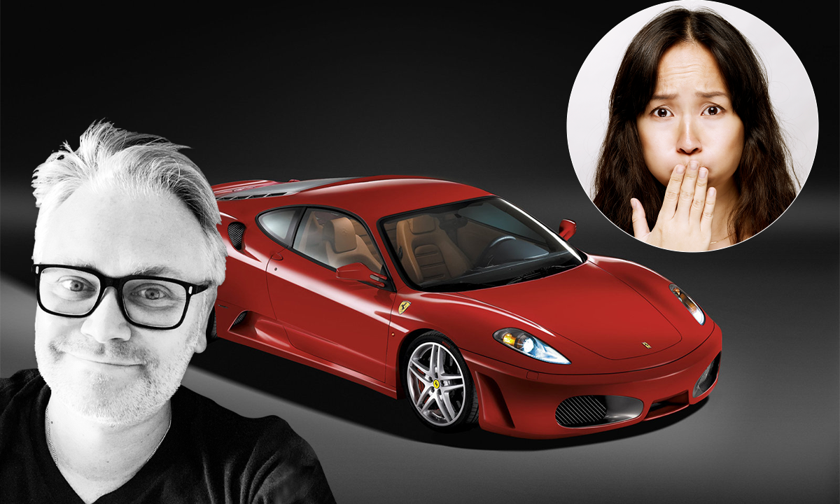 En kvinna och en man står bredvid en röd sportbil. (AI text)