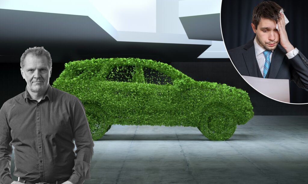 En man i kostym står bredvid en grön bil. (AI text)