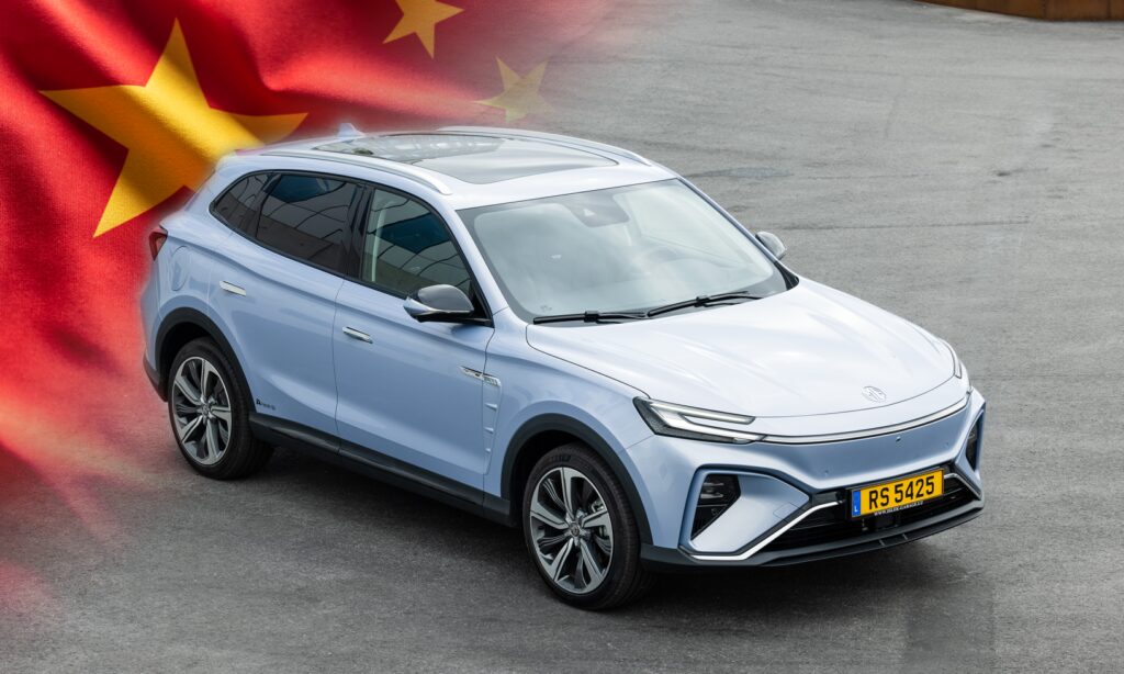 En bil är parkerad framför kinesiska flaggan. (AI text)