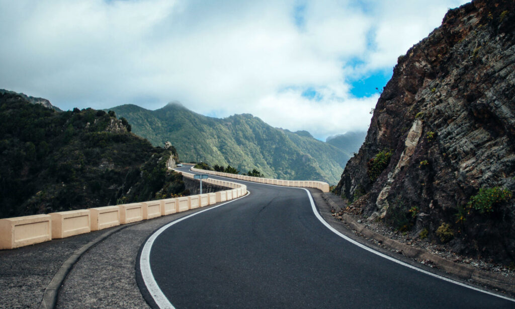 en väg som slingrar sig genom bergen (AI text)