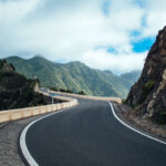 en väg som slingrar sig genom bergen (AI text)