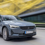 Volvo XC40 kör nedför vägen. (AI text)