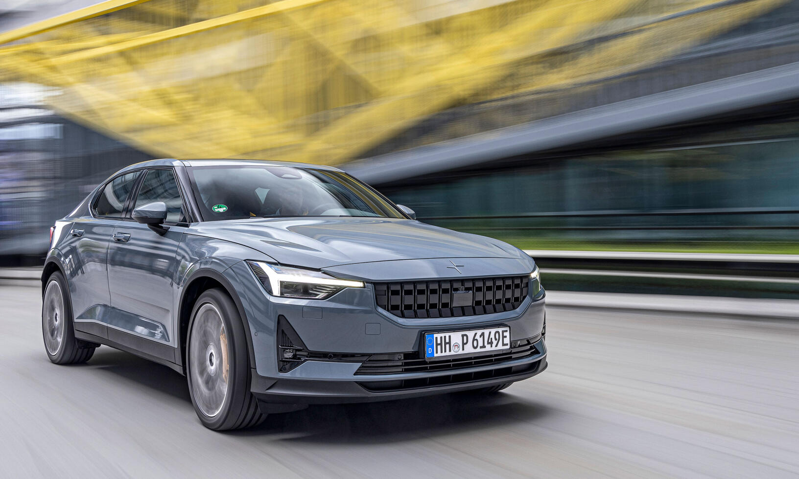 Volvo XC40 kör nedför vägen. (AI text)