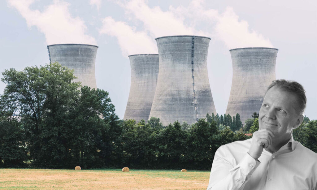 En man står framför en avkylningstorn. (AI text)