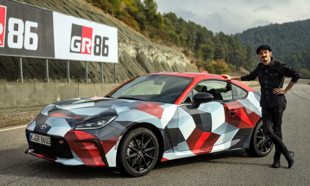 Webbredaktörens småbistra uppsyn bedrar, det här är en riktigt rolig bil – men det är något som inte känns rätt.