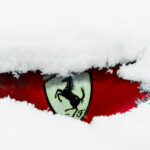 Ferrari-loggan i snön (AI text)