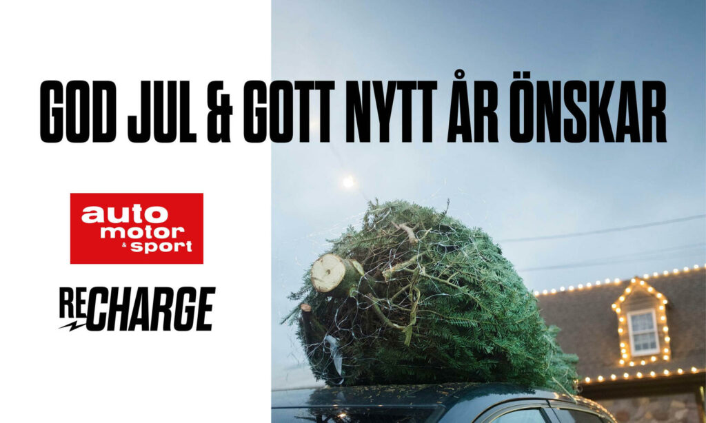 En bil med en julgran på taket. (AI text)