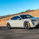 Den 2,3 ton tunga el-sedanen sprintar till 100 km/h på 3,7 sekunder.