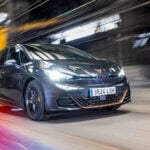 Att det är en Cupra syns tveklöst i fronten med stora luftintag, nydesignade strålkastare och märkestypiska koppardetaljer.