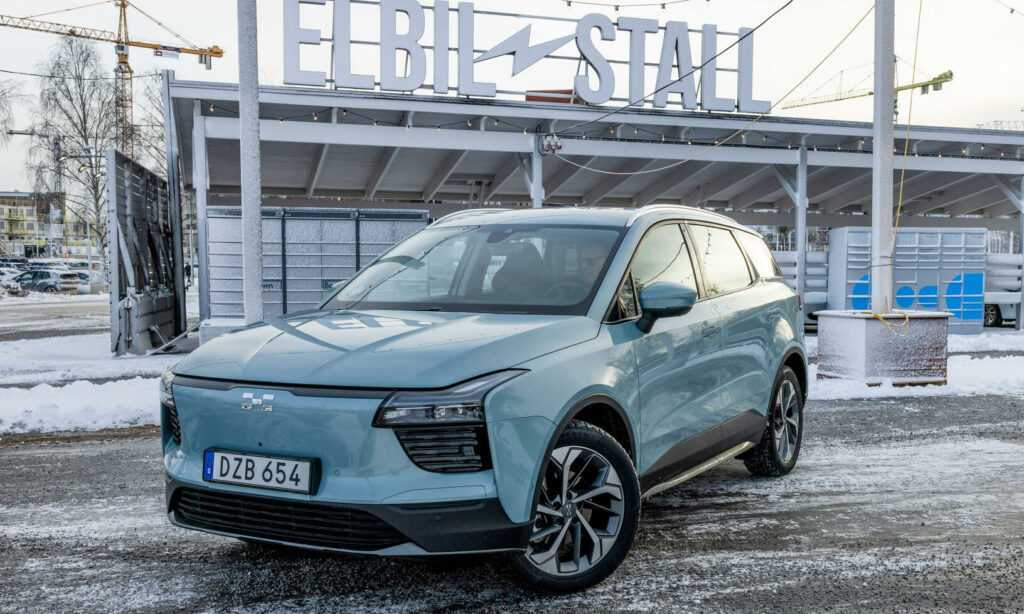 I skrivande stund finns det nio stycken Aiwaysåterförsäljare i Sverige. Märket importeras av danska Andersen Motors. Bilen har fem års fabriks-garanti.