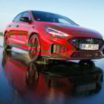 Den 2019 Hyundai i30 RS GT kör på en våt bana. (AI text)