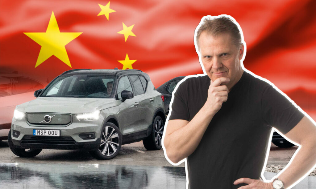 En man står framför en bil med ett kinesiskt flagg. (AI text)