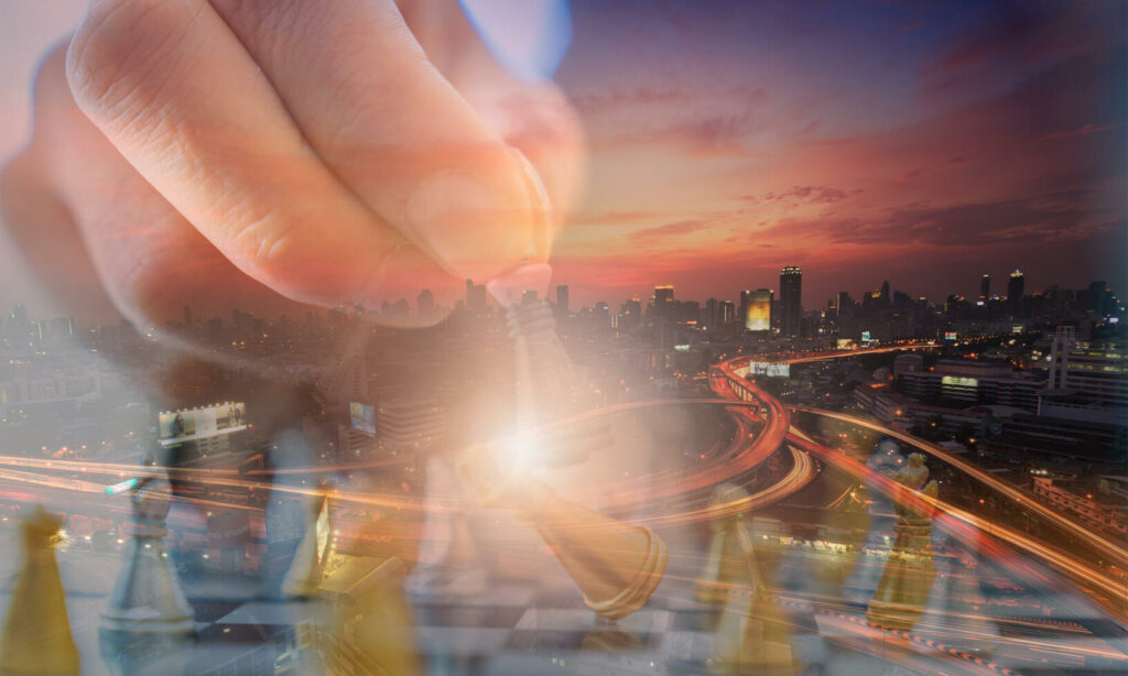 En man spelar schack med en schackbräda framför en stad. (AI text)