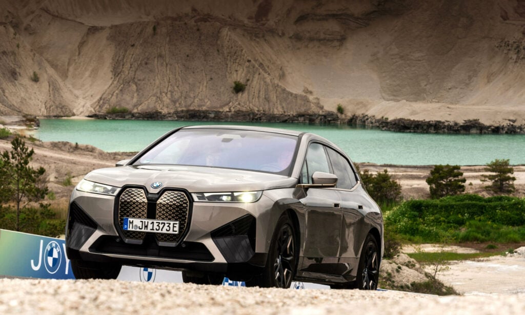 M som i Maffig! Men också Mullig? Absolut Mysig och Maxad! BMW M firar 50 år med både M4 CSL och iX M60. I pressmaterialet står det ordagrant: "hittills mest kraftfulla varianten av det teknologiska flaggskeppet BMW iX." Det tolkar vi som att det kommer Mer.