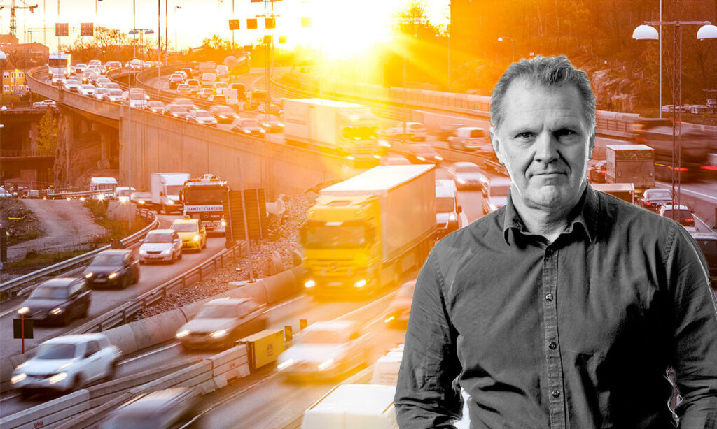 En man står framför en bil på en livlig gata. (AI text)