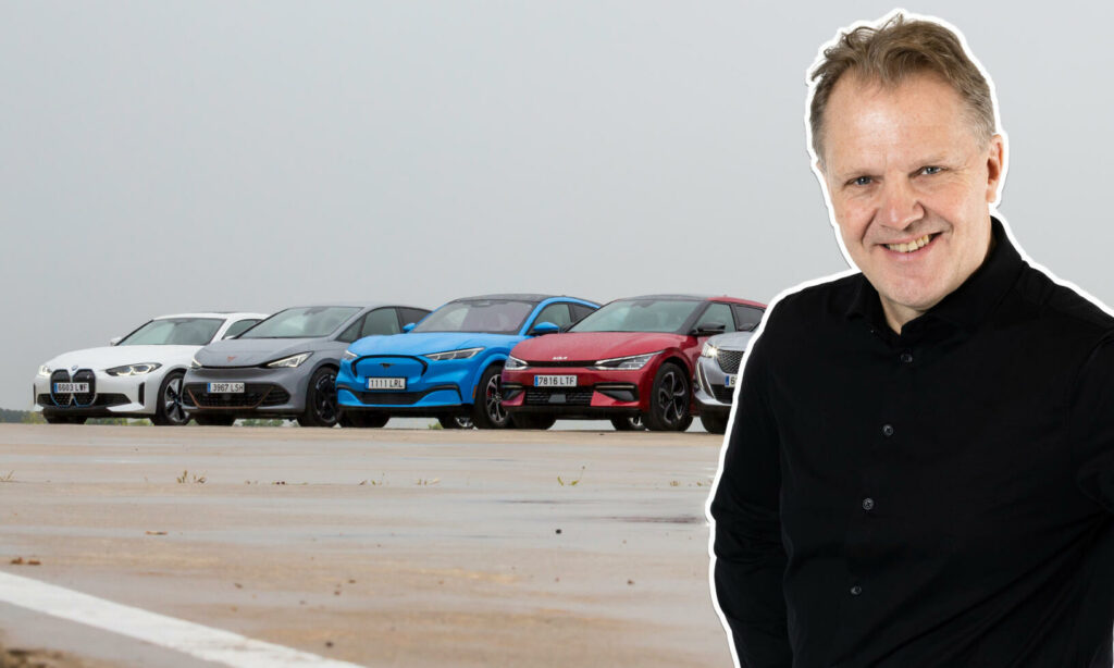 En man står bredvid en rad bilar. (AI text)