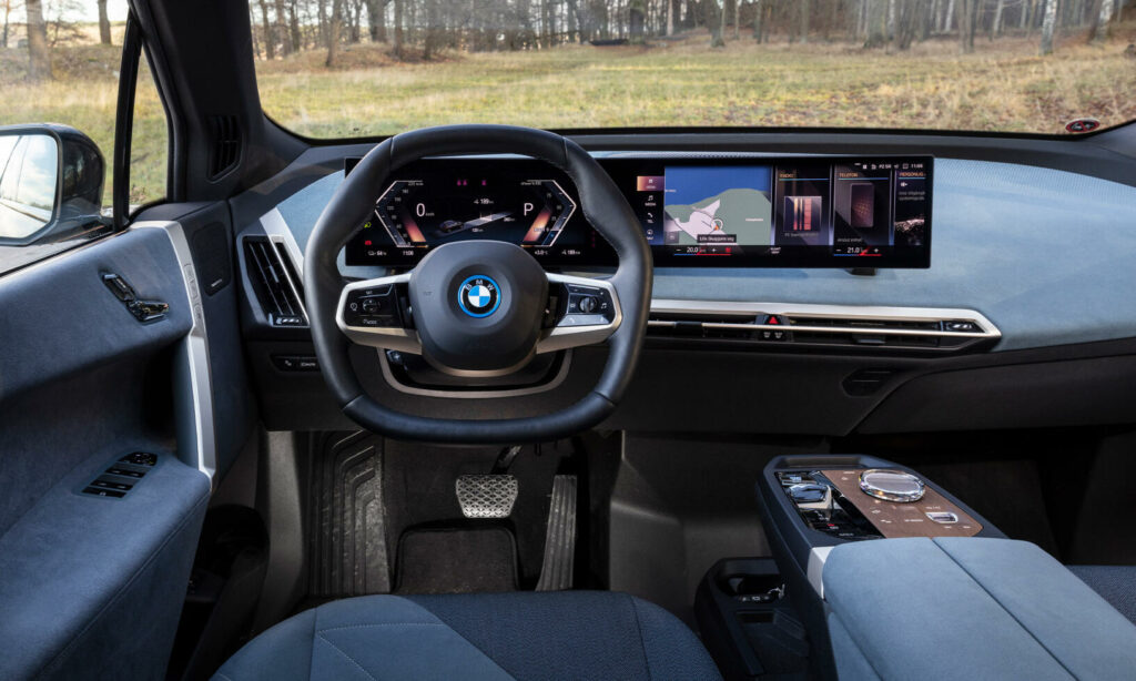 ”BMW bygger exempelvis in massagefunktionen i stolarna på alla nya bilar eftersom det knappt kostar något – och erbjuder sedan sina kunder att hyra eller köpa loss. Stolsvärme går på 195 kr/månad. I en premiumbil”, skriver chefredaktören.