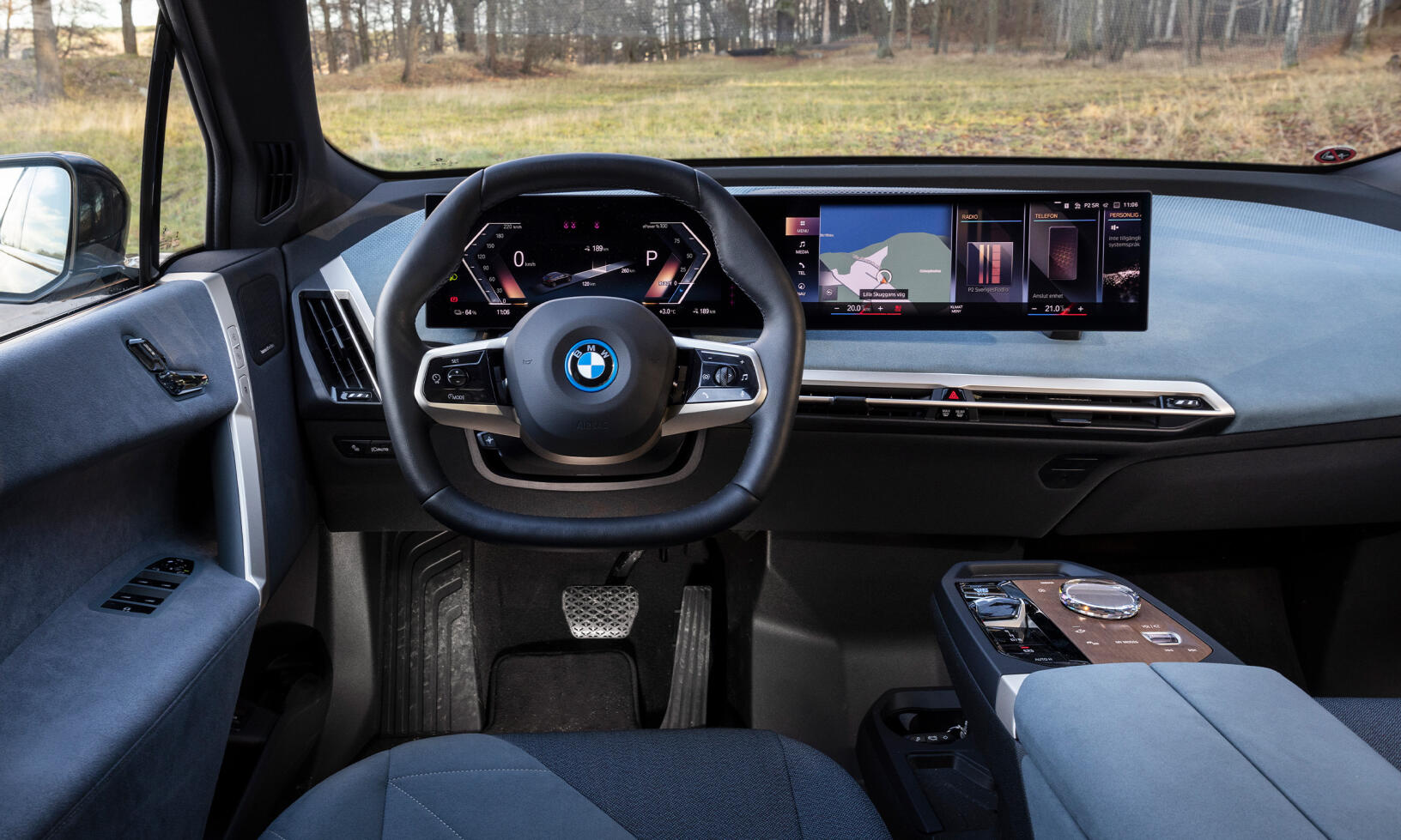 ”BMW bygger exempelvis in massagefunktionen i stolarna på alla nya bilar eftersom det knappt kostar något – och erbjuder sedan sina kunder att hyra eller köpa loss. Stolsvärme går på 195 kr/månad. I en premiumbil”, skriver chefredaktören.