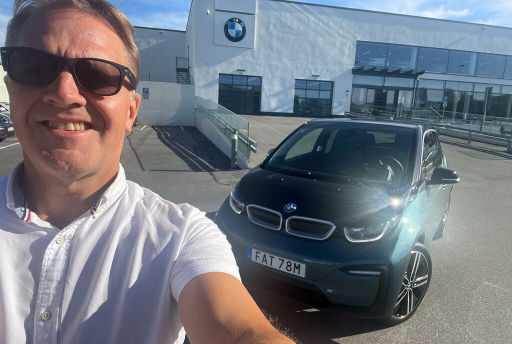 Chefredaktören med sin nya bil – som är mycket lik den gamla.