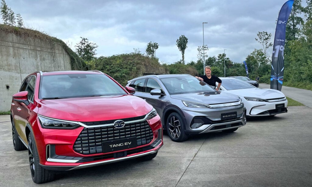 BYD (Build Your Dreams) startade 1995 som batteritillverkare. Numera säljer man allt från tåg, solceller, eldrivna bussar, eldrivna gaffeltruckar, lastbilar – och bilar.