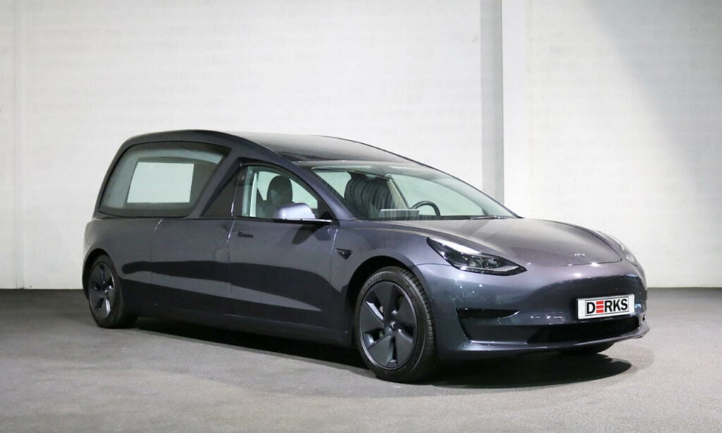 ”Gröna begravningar” ligger på modet. Inte konstigt då att orderboken för nederländska Derks Uitvaartmobiliteits senaste likbil redan är fylld..