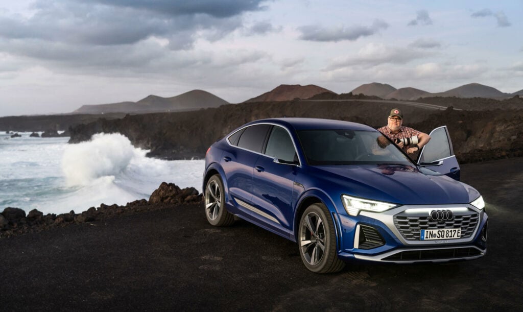 Belyst grill och platt logga är två av nyheterna framtill.