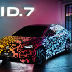 En bil med en färgglad ljusdisplayer. (AI text)