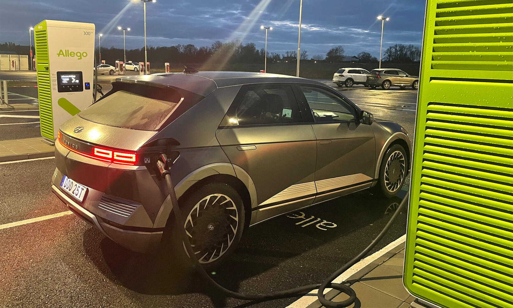 En bil är parkerad vid en elbilsladdstation. (AI text)