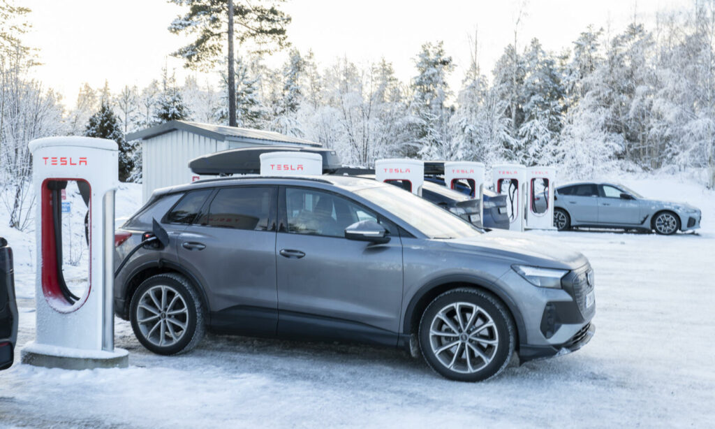 Elbilar från Tesla parkerade i en parkeringsplats (AI text)