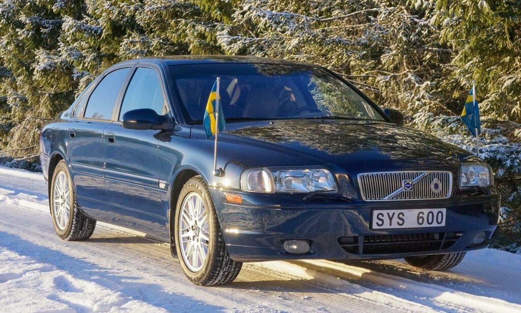 En Volvo S60 parkerad i snön. (AI text)