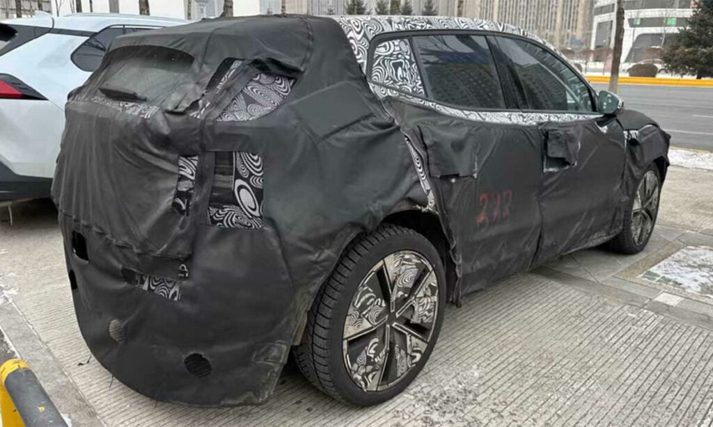 En Nissan Qashqai parkerad på en gata. (AI text)