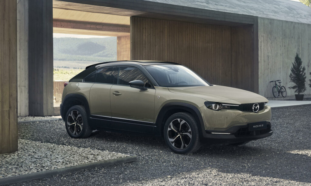 De bakre dörrarna är bakhängda, i likhet med BMW i3 och Maxda RX-8.