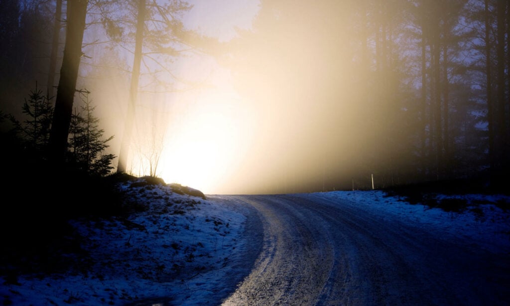 Vinter och mörka vintervägar – en inte ovanlig syn i vårt land. /// FOTO: Getty Images