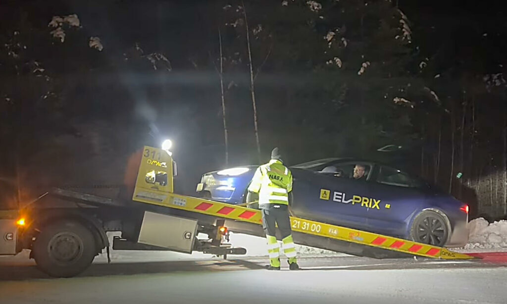 Efter 53 mil fick ansiktslyfta Tesla Model S ”elektrontorsk” och behövde bärgas.