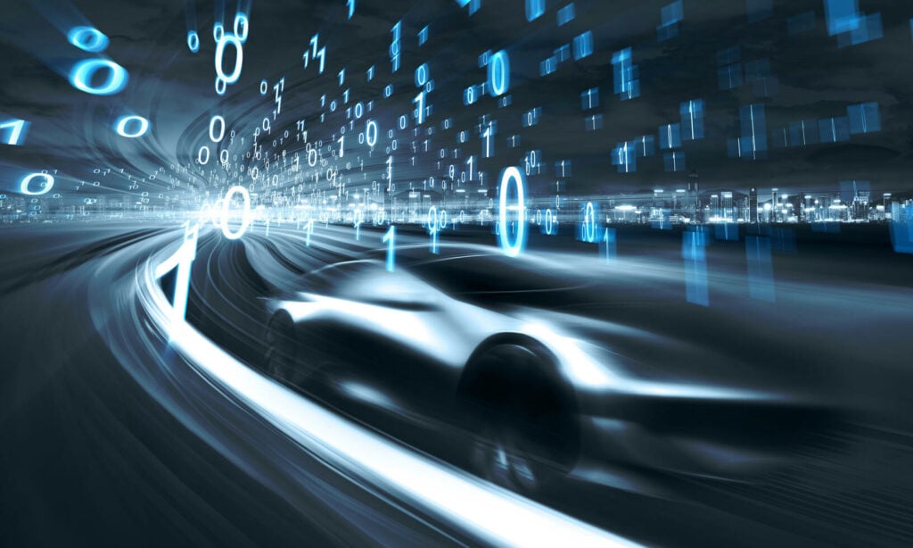 En bil kör nerför en motorväg med digitala siffror på sidan. (AI text)