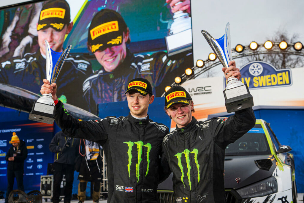 Kartläsaren Elliot Edmondson tillsammans med Oliver Solberg efter vinster i WRC2-klassen i Svenska Rallyt..