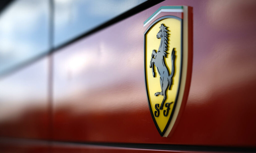 Den stegrande hingsten ska snart pryda en elbil för första gången.