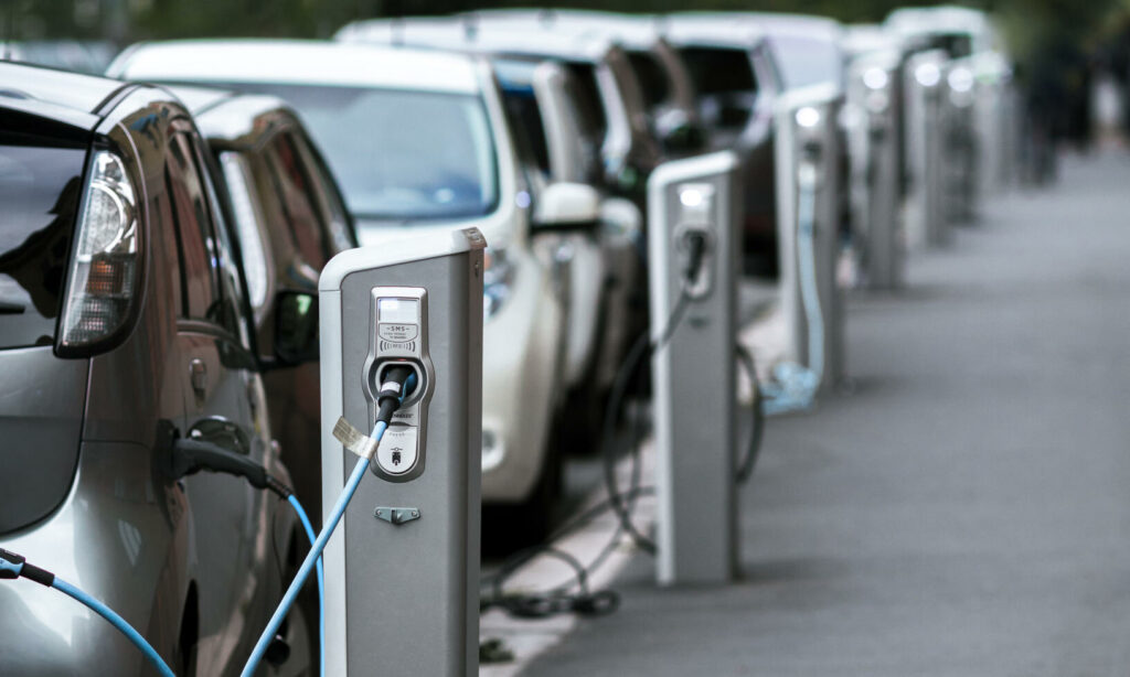 Det råder stor brist på laddstolpar på flera håll i landet, vilket snabbt kan få konsekvenser, enligt M Sverige.