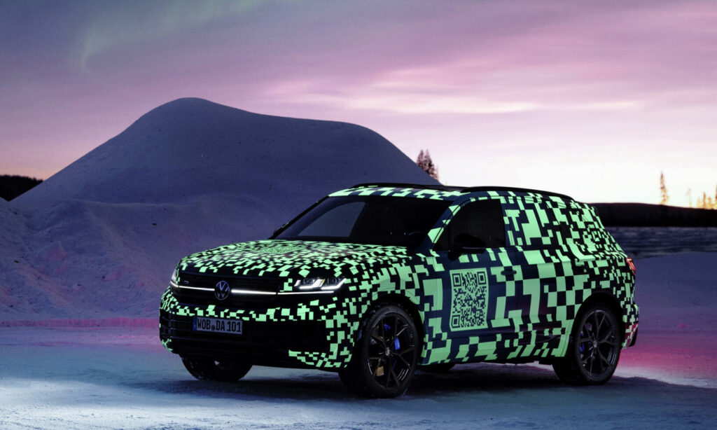 Nya Touareg får mer avancerade strålkastare och ny design på fronten.