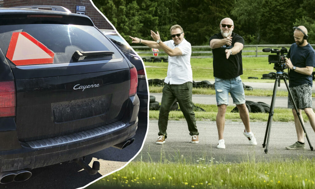 En grupp personer filar en bil. (AI text)